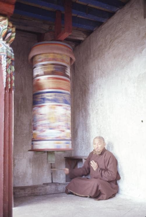 PovijesnaFindings Foto: Lama okretanje molitvenih kotača koje aktiviraju molitve, budistički redovnici, Sikkim, Indija