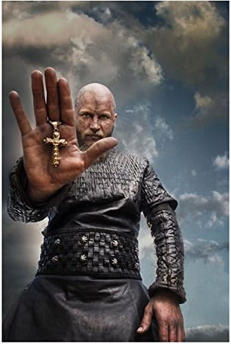 Vikings Travis Fimmel kao Ragnar Lothbrok s obrijanom glavom držeći križno tamno nebo 8 x 10 fotografija
