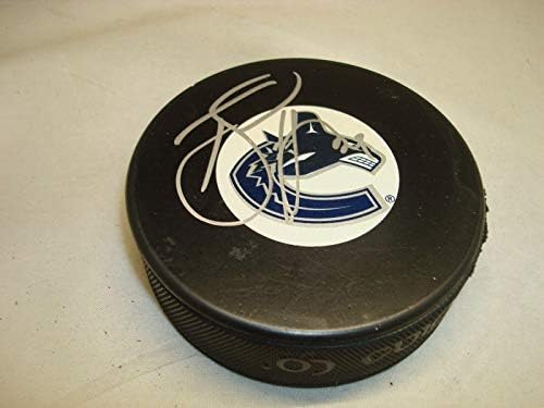 Tom Sestito potpisao je hokejaški pak Vancouver Canucks s 1A-NHL Pakom s autogramom