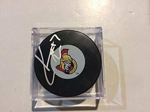 Kail Turris potpisao je hokejski pak Ottava Senators s autogramom od M. A.