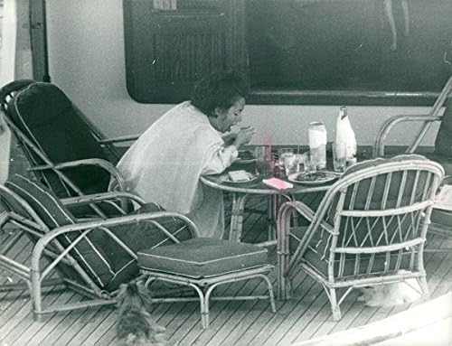 Vintage fotografija Elizabeth Taylor jede.